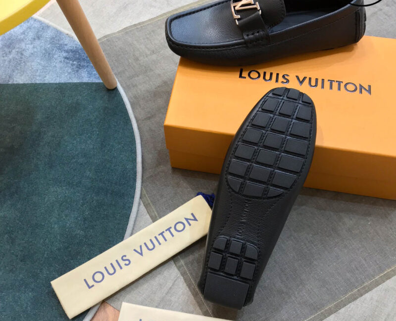 Giày Louis Vuitton Monte Carlo Mocassin Da Bê Có Vân Khóa Logo Lv Bạc