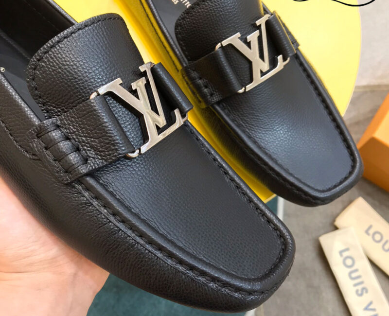 Giày Louis Vuitton Monte Carlo Mocassin Da Bê Có Vân Khóa Logo Lv Bạc