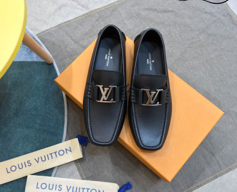 Giày Louis Vuitton Monte Carlo Mocassin Da Bê Có Vân Khóa Logo Lv Bạc