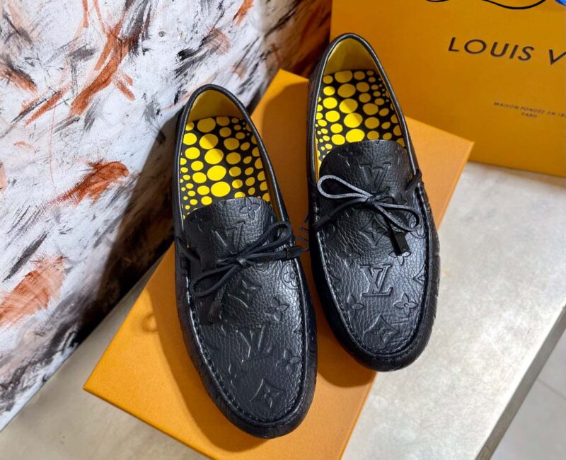 Giày Lười Louis Vuitton Driver Moccasins Da Bê Sần Dập Nổi Monogram Đế Vàng