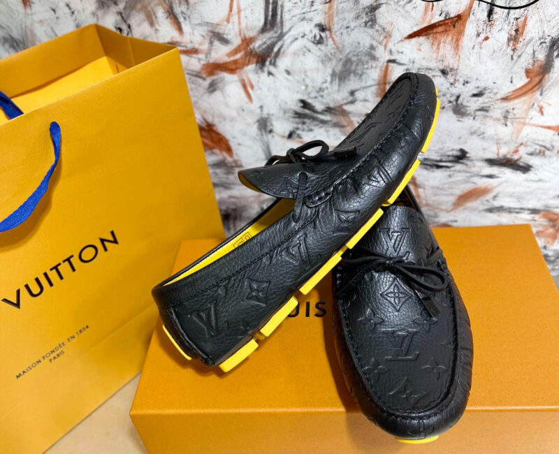 Giày Lười Louis Vuitton Driver Moccasins Da Bê Sần Dập Nổi Monogram Đế Vàng