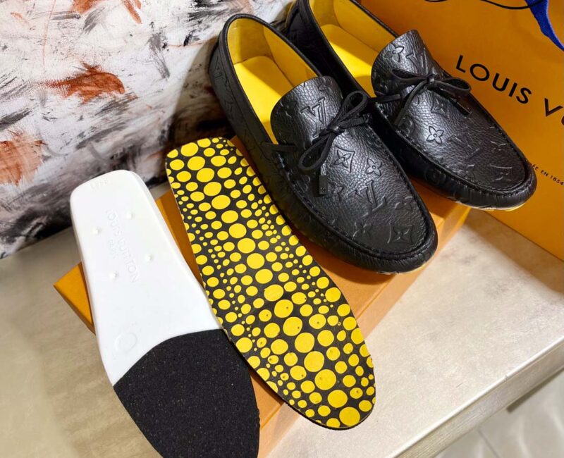 Giày Lười Louis Vuitton Driver Moccasins Da Bê Sần Dập Nổi Monogram Đế Vàng