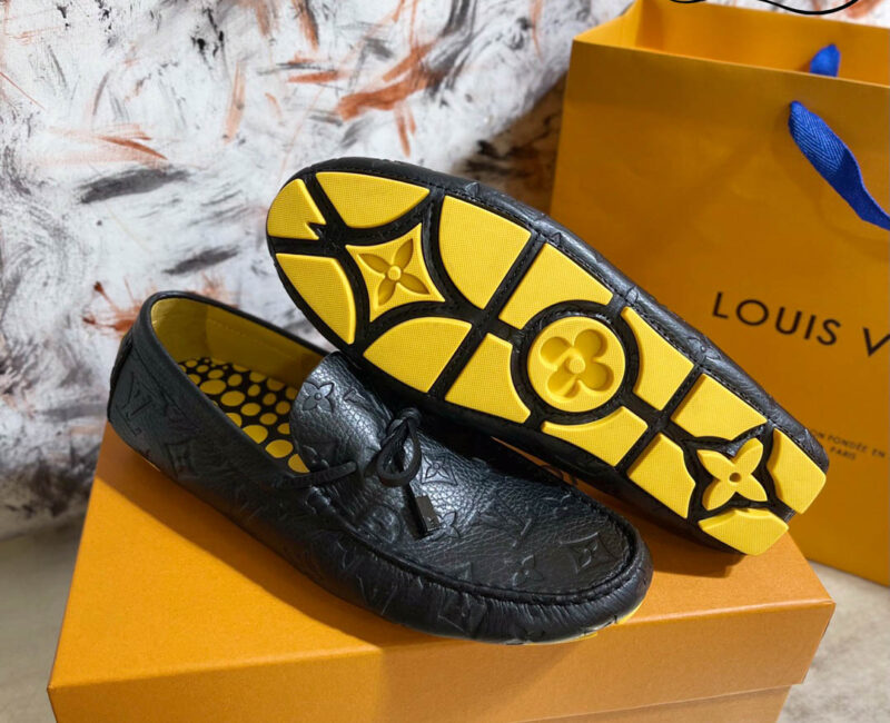 Giày Lười Louis Vuitton Driver Moccasins Da Bê Sần Dập Nổi Monogram Đế Vàng