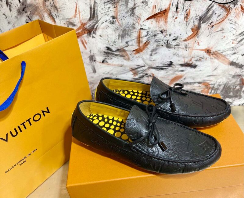 Giày Lười Louis Vuitton Driver Moccasins Da Bê Sần Dập Nổi Monogram Đế Vàng