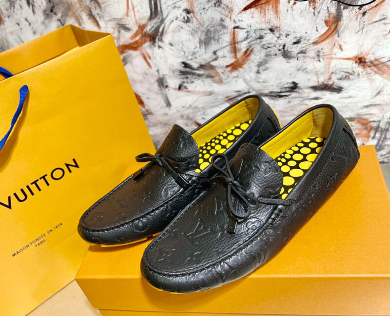 Giày Lười Louis Vuitton Driver Moccasins Da Bê Sần Dập Nổi Monogram Đế Vàng