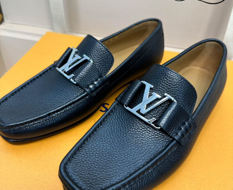 Giày Lười Louis Vuitton Montaigne Loafers Black Da Bê Có Vân Logo LV Bạc