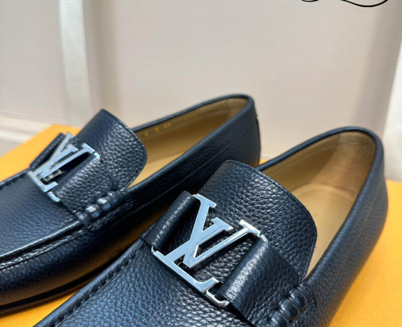 Giày Lười Louis Vuitton Montaigne Loafers Black Da Bê Có Vân Logo LV Bạc