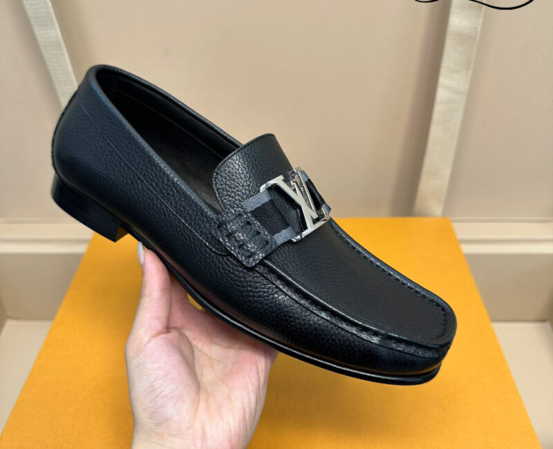 Giày Loafer Louis Vuitton Major Black Đen Da Bê Sần Logo LV Bạc