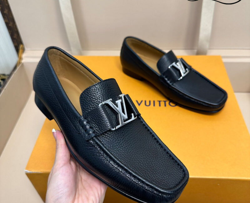 Giày Lười Louis Vuitton Montaigne Loafers Black Da Bê Có Vân Logo LV Bạc