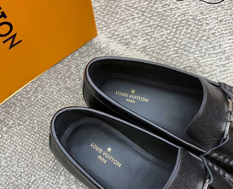 Giày lười Louis Vuitton Montaigne Loafers Da Nhăn Logo LV Bạc