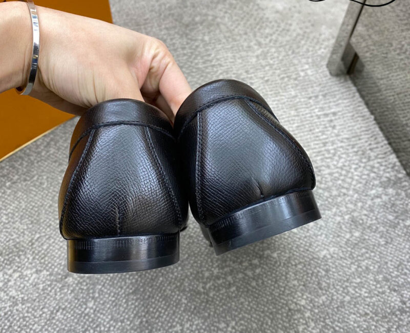 Giày lười Louis Vuitton Montaigne Loafers Da Nhăn Logo LV Bạc