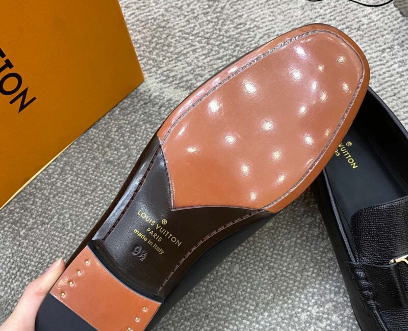 Giày lười Louis Vuitton Montaigne Loafers Da Nhăn Logo LV Bạc