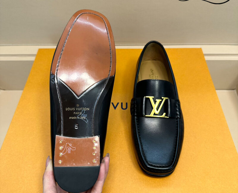 Giày lười Louis Vuitton Montaigne Loafers Da Trơn Logo LV Vàng