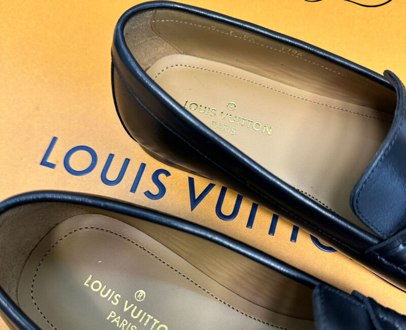 Giày lười Louis Vuitton Montaigne Loafers Da Trơn Logo LV Vàng