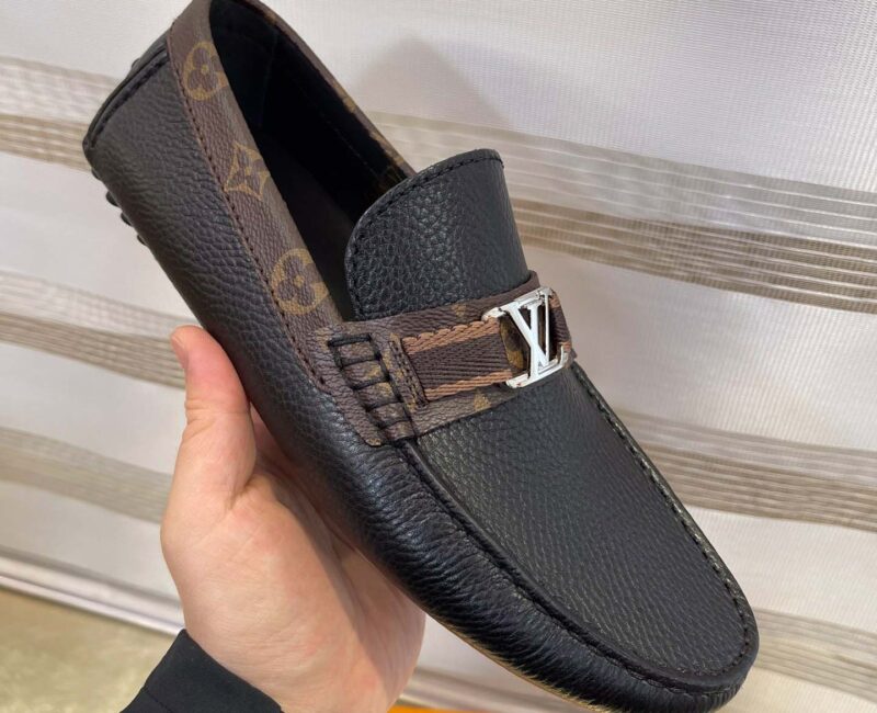 Giày lười LV Hockenheim Mocassin Black Da Bê Sần Monogram Canvas Logo LV Bạc