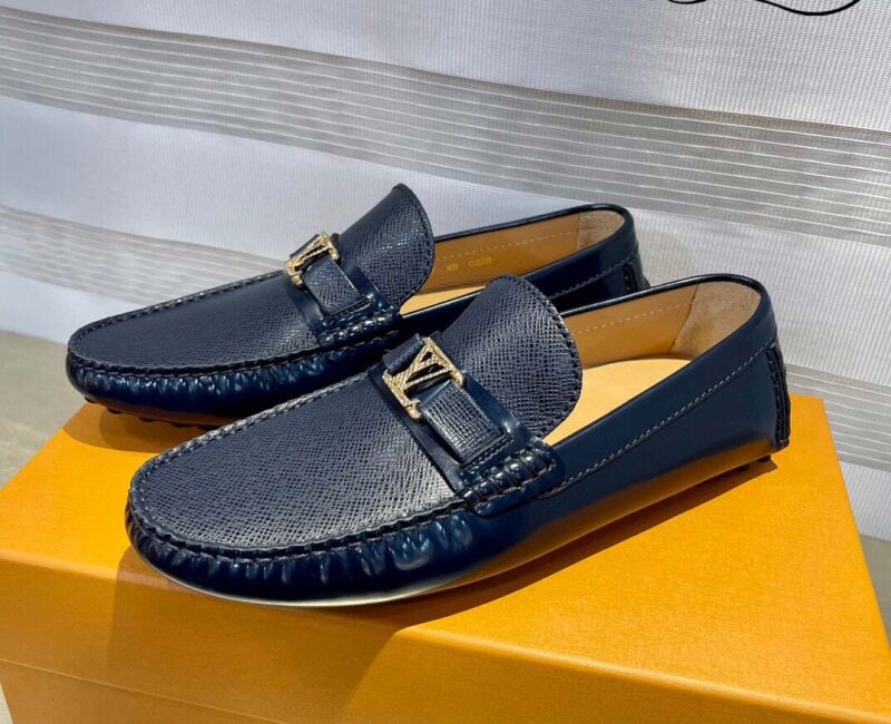 Giày lười LV Hockenheim Mocassin Xanh Navy Da Bê Bóng Taiga Logo LV Bạc