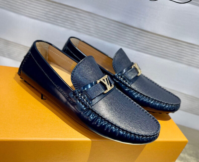 Giày lười LV Hockenheim Mocassin Xanh Navy Da Bê Bóng Taiga Logo LV Bạc