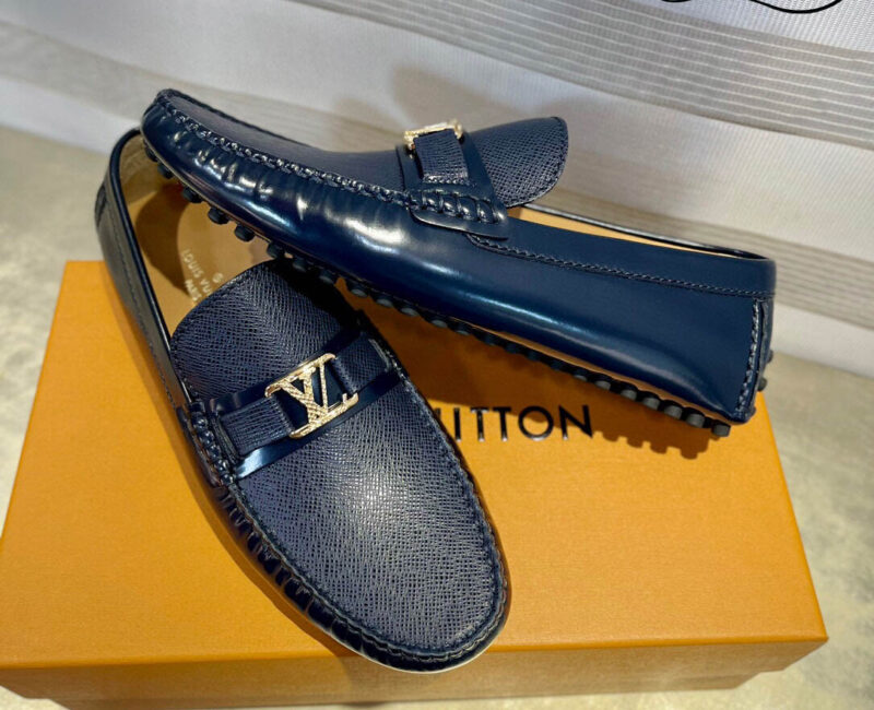 Giày lười LV Hockenheim Mocassin Xanh Navy Da Bê Bóng Taiga Logo LV Bạc