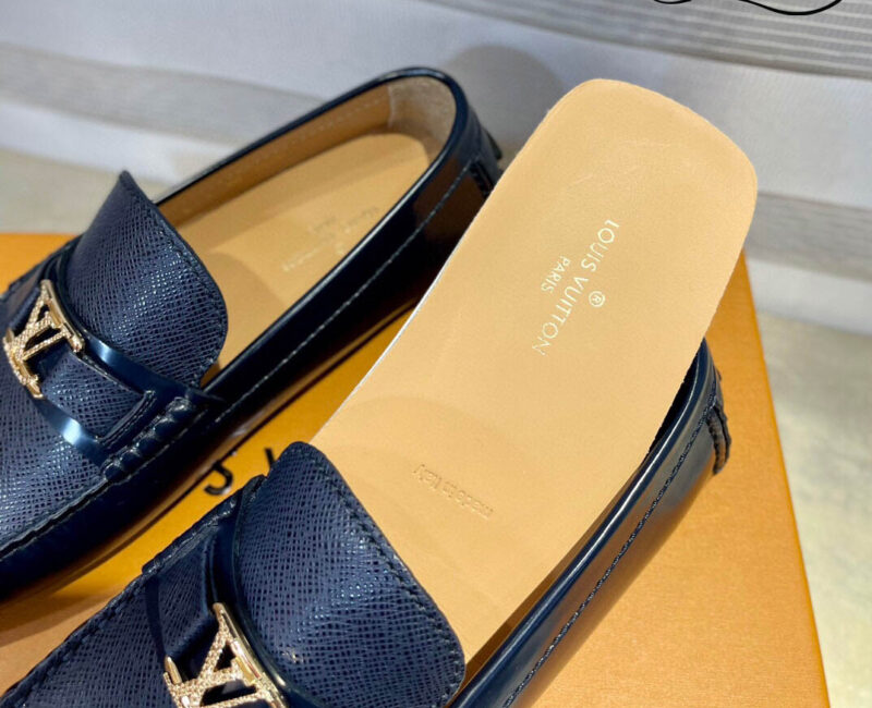 Giày lười LV Hockenheim Mocassin Xanh Navy Da Bê Bóng Taiga Logo LV Bạc