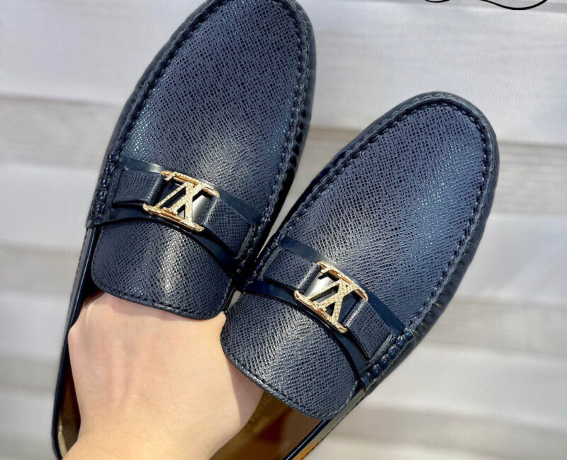 Giày lười LV Hockenheim Mocassin Xanh Navy Da Bê Bóng Taiga Logo LV Bạc