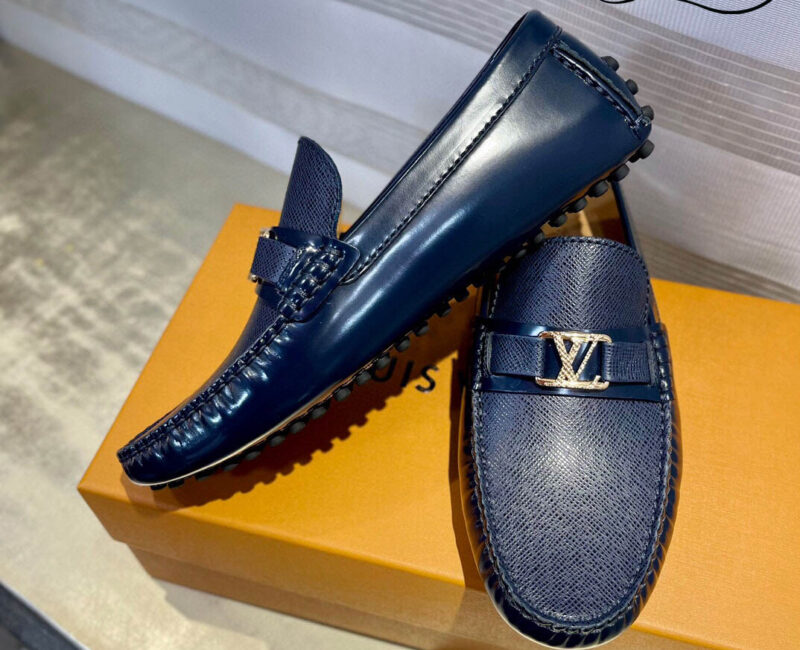 Giày lười LV Hockenheim Mocassin Xanh Navy Da Bê Bóng Taiga Logo LV Bạc