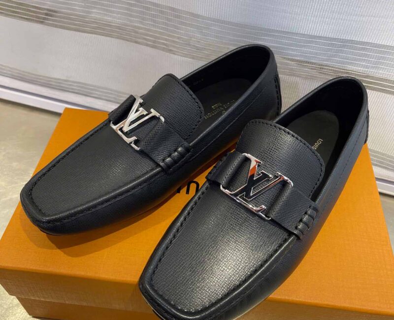 Giày Lười LV Monte Carlo Mocassin Black Da Taiga Khóa Logo Bạc Bóng