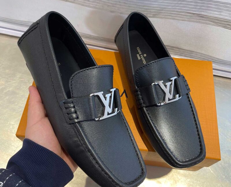 Giày Lười LV Monte Carlo Mocassin Black Da Taiga Khóa Logo Bạc Bóng