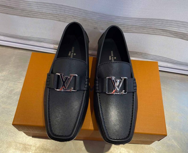 Giày Lười LV Monte Carlo Mocassin Black Da Taiga Khóa Logo Bạc Bóng