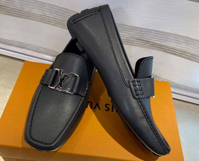 Giày Lười LV Monte Carlo Mocassin Black Da Taiga Khóa Logo Bạc Bóng