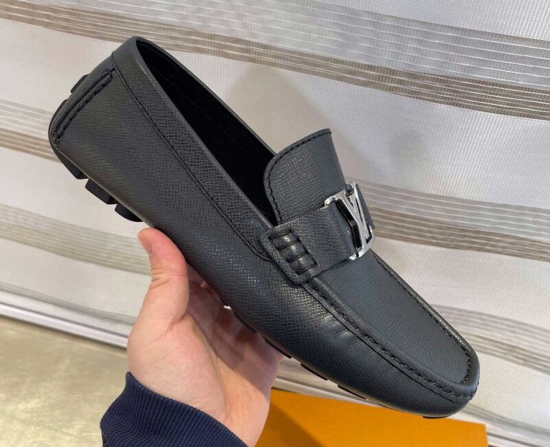 Giày Lười LV Monte Carlo Mocassin Black Da Taiga Khóa Logo Bạc Bóng