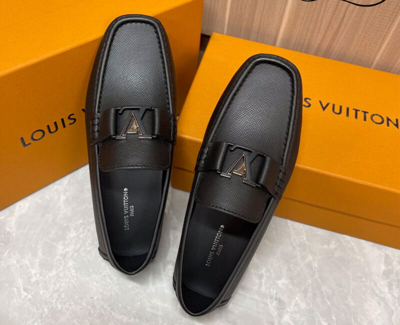 Giày Lười LV Monte Carlo Mocassin Black Da Taiga Khóa Logo Đen