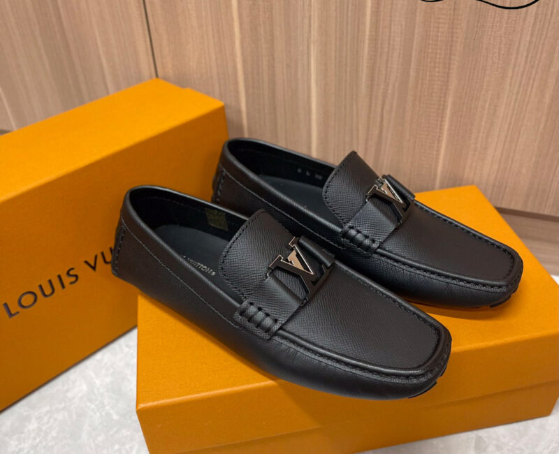 Giày Lười LV Monte Carlo Mocassin Black Da Taiga Khóa Logo Đen