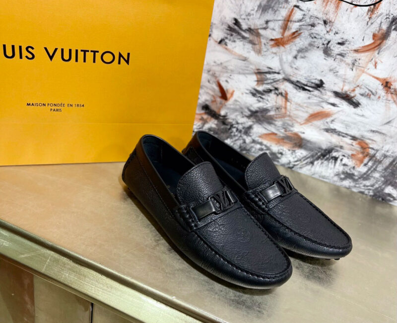 Giày Lv Moca Hockenheim Black Da Bê Sần Dập Nổi Hoạ Tiết Monogram Logo LV Đen